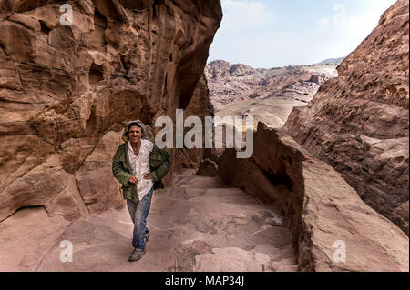 Bédouins marcher dans les montagnes de Wadi Musa Petra. Banque D'Images