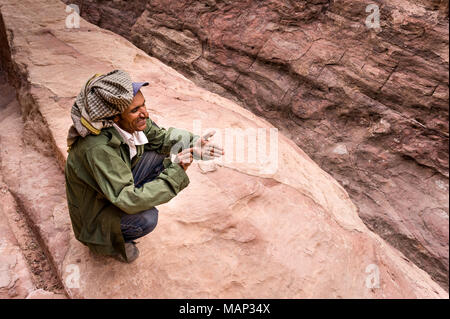 Bédouins marcher dans les montagnes de Wadi Musa Petra. Banque D'Images