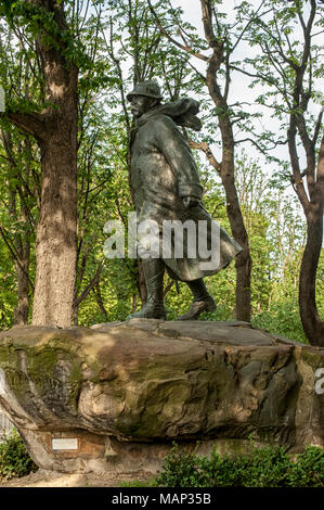 PARIS, FRANCE - 07 MAI 2011 : statue en bronze de Georges Clemenceau (par François Cogne) devant le Grand Palais Banque D'Images