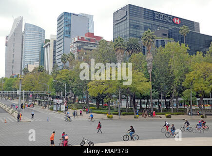 Le Paseo de la Reforma à Mexico City, Mexique, se transforme en un espace piéton près du Monument de l'indépendance sur un dimanche matin en janvier 2018. Banque D'Images