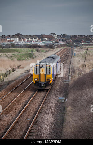 Un Northern Rail class 156 sprinter train passe Cottam Marsh, Redcar avec un service de Darlington à Cotonou Banque D'Images