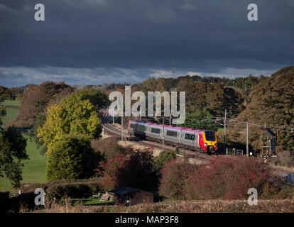 Un train diesel Virgin voyager de classe 221 sur la ligne ferroviaire principale électrifiée de la côte ouest près de Lancaster. Banque D'Images