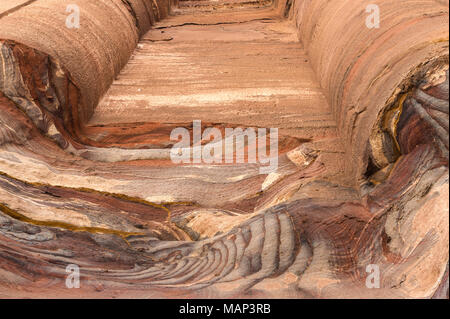 Détail de la paroi de rochers dans les tombes royales de Pétra, en Jordanie. Banque D'Images