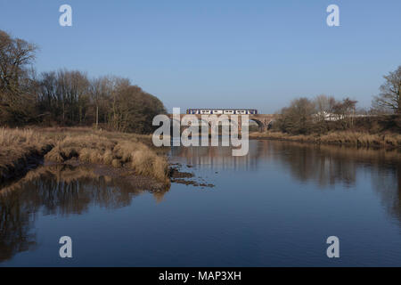 Exploité par le Groupe des opérations ferroviaires, un sprinter Northern rail train traverse la rivière Annan Annan au viaduc en direction de l'Ecosse Wabtec Kilmarnock. Banque D'Images