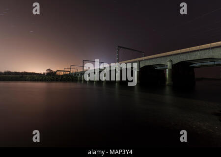 Le viaduc ferroviaire sur la rivière Esk à Mossband (au nord de Carlisle) avec un train de nuit Banque D'Images