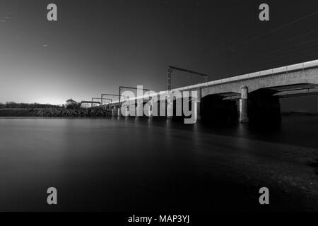 Le viaduc ferroviaire sur la rivière Esk à Mossband (au nord de Carlisle) avec un train de nuit Banque D'Images