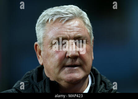 Aston Villa manager Steve Bruce au cours de la Sky Bet match de championnat à Villa Park, Birmingham. Banque D'Images