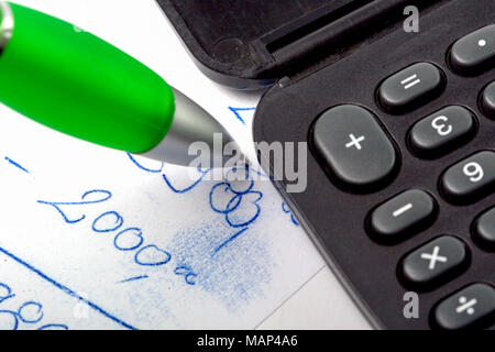 Photo d'une calculatrice et stylo noir vert , macro shot Banque D'Images