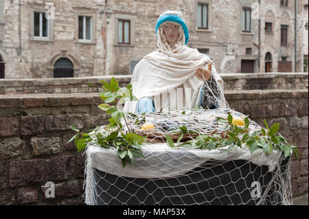 GUBBIO, ITALIE - 08 décembre 2017 - La ville médiévale d''Ombrie avec la crèche de statues grandeur nature dans le district de San Martino - Italie Banque D'Images