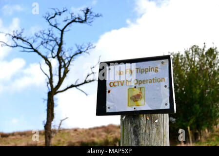 No fly tipping CCTV en signe de fonctionnement joint à la souche en bois en zone rurale du Lancashire, Royaume-Uni Banque D'Images