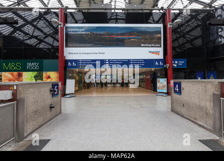 14/04/2017 Liverpool Lime Street Station, gare ferroviaire du Réseau de promotion de l'affiche à l'entrée de la gare Banque D'Images