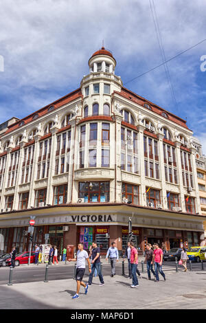 Bucarest, Roumanie - 9 mai 2013 : Ancien bâtiment commercial de Victoria dans le centre-ville de Bucarest au printemps Banque D'Images