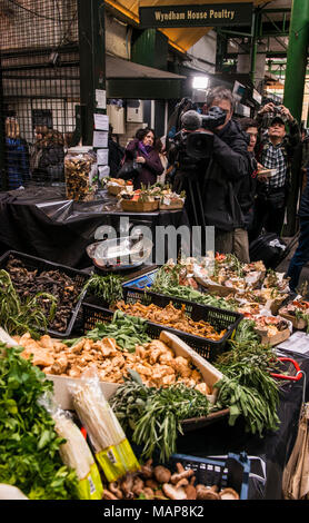 Produits frais sur stand avec caméra homme, Borough Market, Southwark, London, England, UK Banque D'Images