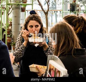 Woman eating noodles de conteneur, Borough Market, Southwark, London, England, UK Banque D'Images