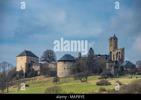 Le Château de Greifenstein, Burg Greifenstein, Greifenstein, Allemagne, a souligné pour sa chapelle double (L), twin tours bergfried (R) et Bell museum Banque D'Images