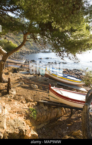 Les petits bateaux de pêche colorés sur cale à la plage La Verne La seyne sur mer Banque D'Images