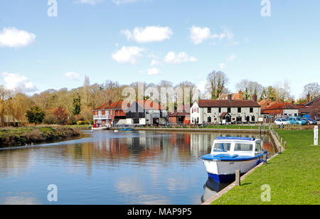 Un bateau amarré par le livre vert sur la rivière Bure sur les Norfolk Broads à Coltishall, Norfolk, Angleterre, Royaume-Uni, Europe. Banque D'Images