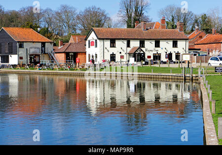 Vue du Soleil Levant public house avec réflexion par la rivière Bure sur les Norfolk Broads à Coltishall, Norfolk, Angleterre, Royaume-Uni, Europe. Banque D'Images