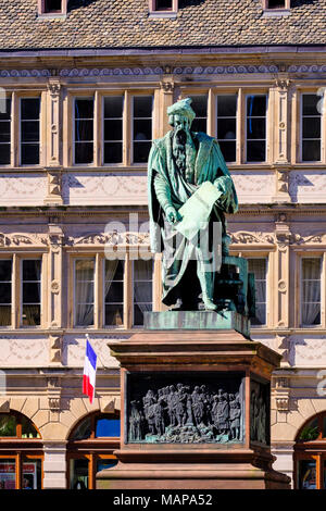 Statue de Gutenberg Strasbourg, sculpteur David D'Angers, 1840, la construction de la Chambre de Commerce Place place Gutenberg, Strasbourg, Alsace, France, Europe, Banque D'Images