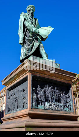 Statue de Gutenberg Strasbourg, sculpteur David D'Angers, 1840 Place place Gutenberg, l'été, ciel bleu, Strasbourg, Alsace, France, Europe, Banque D'Images