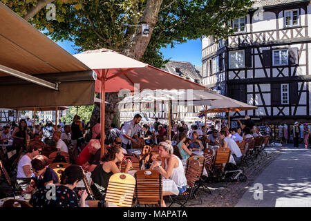 Terrasse de café en plein air, les clients de déjeuner, maisons à colombages, place Benjamin Zix square, La Petite France, Strasbourg, Alsace, France, Europe, Banque D'Images