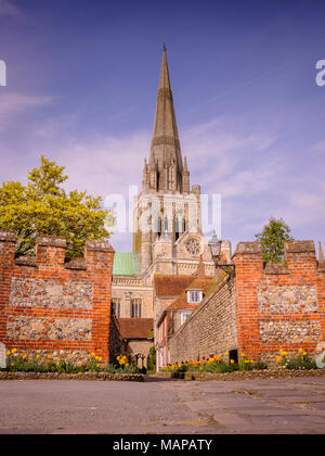 Extérieur de la cathédrale Chichester dans West Sussex, vue du sud. Banque D'Images
