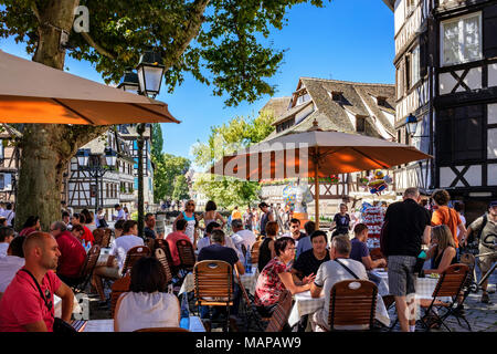 Terrasse de café en plein air, les clients de déjeuner, maisons à colombages, place Benjamin Zix square, La Petite France, Strasbourg, Alsace, France, Europe Banque D'Images