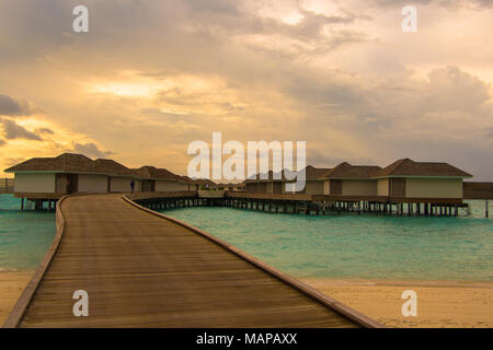 Un pont pour l'eau resorts aux Maldives Banque D'Images