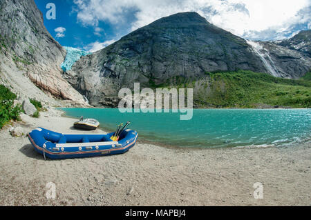 Vue sur le lac et le glacier Briksdalsbreen Briksdalsbreen langue maternelle dans la vallée du Parc National de Jostedalsbreen en Norvège. Banque D'Images