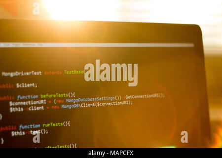 Le code PHP de près. Développement Web dans les rayons de soleil de l'écran Banque D'Images