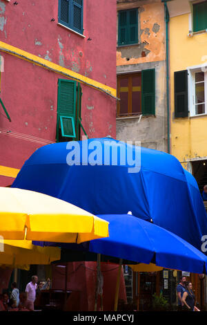 Les parasols colorés sur la Piazza Marconi, Vernazza, ligurie, italie Banque D'Images