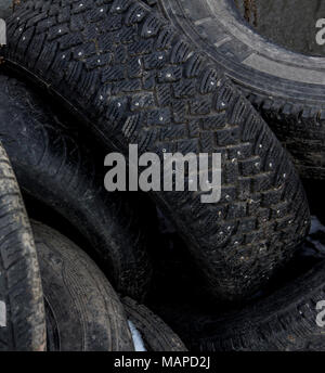 La texture des pneus fait d'une partie de pile de pneus usagés, close-up, peut être utilisé comme arrière-plan Banque D'Images