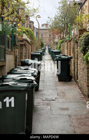 Retour à l'arrière des maisons mitoyennes avec des poubelles à la disposition de la Victorian village modèle de Saltaire, West Yorkshire Banque D'Images