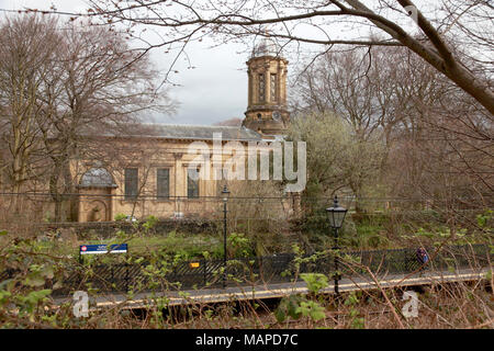 La réforme de l'Église et la gare dans le village modèle victorien de Saltaire, West Yorkshire Banque D'Images