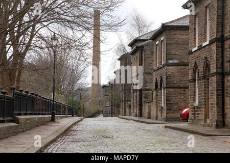 La cheminée de Victoria Mills et une rue pavée de la Victorian village modèle de Saltaire Yorkshire Banque D'Images