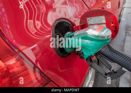 Close up image d'une voiture d'être rempli de carburant à une station essence, Londres, Angleterre Banque D'Images