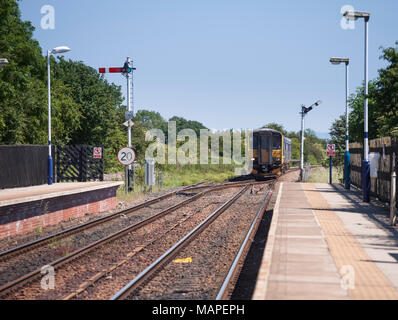 Un Northern rail class 155 sprinter train arrive à la station Hammerton (entre Harrogate & York) le passage des signaux de sémaphore mécanique Banque D'Images