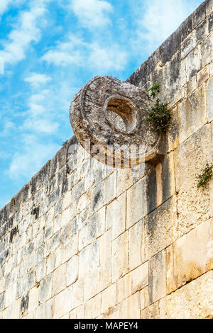 Match de football maya anneau sur le mur de pierre, Chichen Itza site archéologique, Yucatan, Mexique Banque D'Images