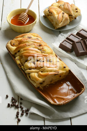 Brioche au chocolat et au miel en forme de gâteau - braid - libre Banque D'Images