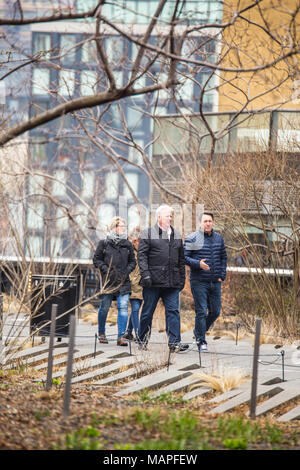 NEW YORK CITY - 29 mars 2018 : vue depuis le parc High Line à Manhattan sur mars une journée avec les personnes visibles. Banque D'Images