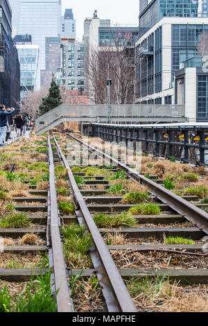 NEW YORK CITY - 29 mars 2018 : vue depuis le parc High Line à Manhattan sur mars une journée avec les personnes visibles. Banque D'Images