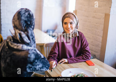 Deux femmes musulmanes au café, réunion d'amis Banque D'Images