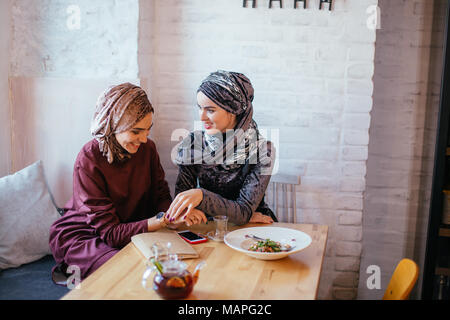 Deux femmes musulmanes au café, réunion d'amis Banque D'Images