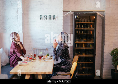 Deux femmes musulmanes au café, réunion d'amis Banque D'Images