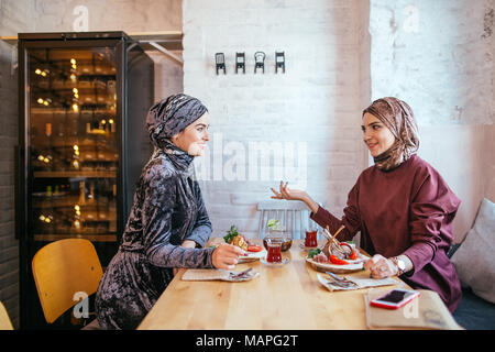 Deux femmes musulmanes au café, réunion d'amis Banque D'Images