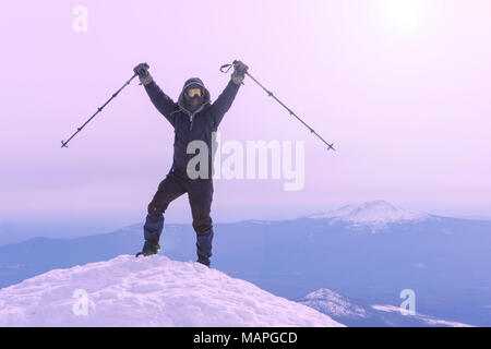 Mountaineer Jubile d'atteindre le haut de la crête de montagne Banque D'Images