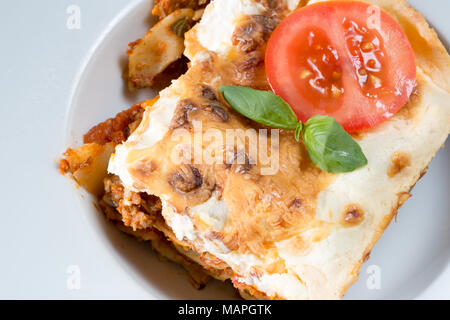 Un pub anglais/restaurant plat de lasagne de boeuf Banque D'Images