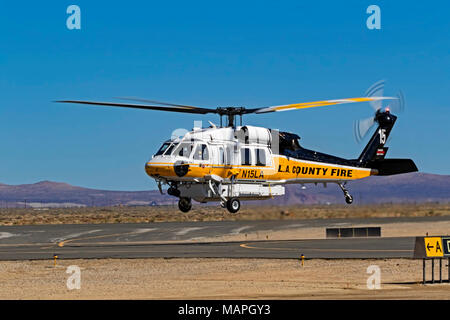 LA County Fire hélicoptère décollage à air show Banque D'Images