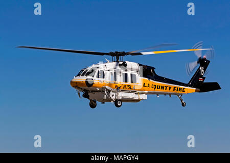 LA County Fire hélicoptère décollage à air show Banque D'Images