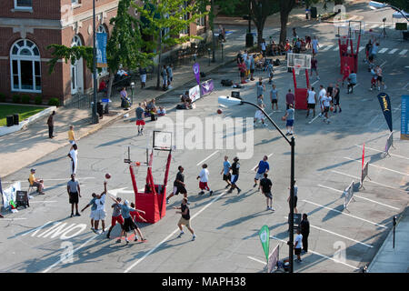 Plusieurs hommes en concurrence dans un 3-sur-3 basket-ball tournoi organisé dans les rues du centre-ville d'Athens, Géorgie, le 24 août 2013. Banque D'Images